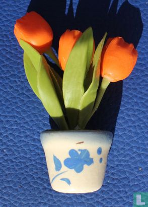 Oranje tulpen in pot
