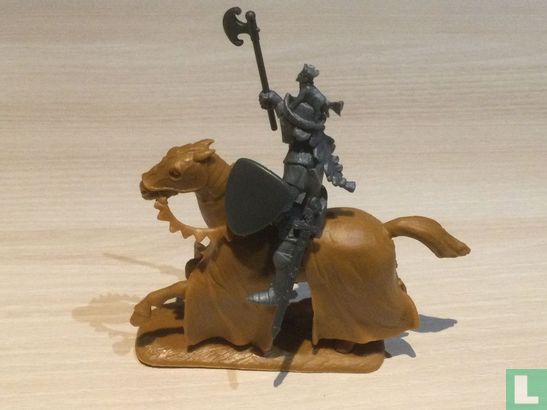 Roi à cheval avec hache - Image 2