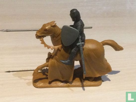Chevalier à cheval avec lance de tournoi - Image 2
