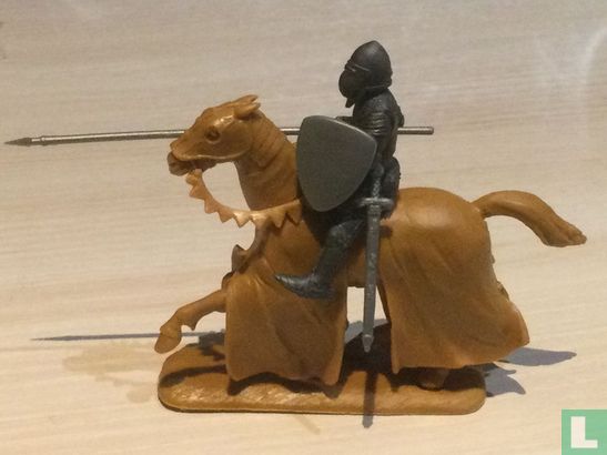 Ritter zu Pferd mit Turnierlanze  - Bild 2