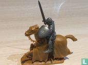 Chevalier à cheval avec épée et bouclier  - Image 2