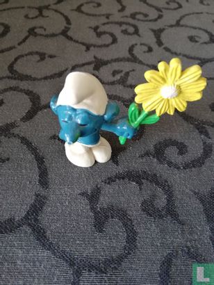 Verliefde Smurf (gele bloem)