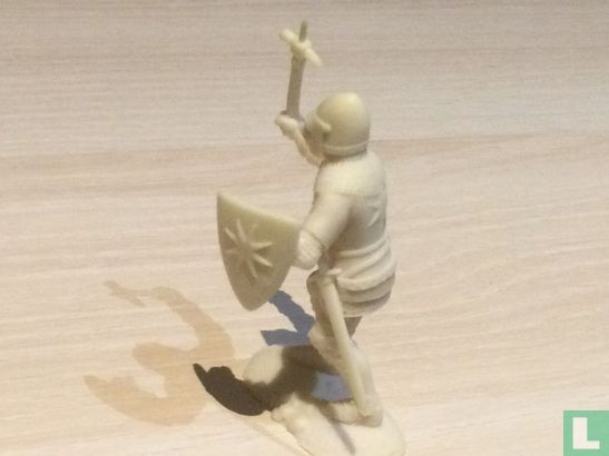 Knight with battle hammer - Image 3