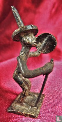 Poids or Asante en bronze - homme avec bâton et passoire en or - Image 2