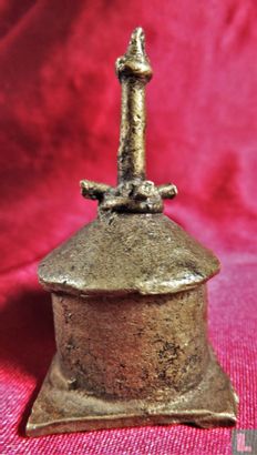 Poids dor en bronze Asante - Cabine avec porte ouverte - Image 2