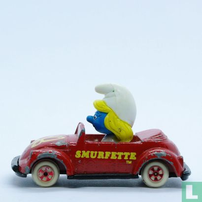 Smurfette in car - Image 3