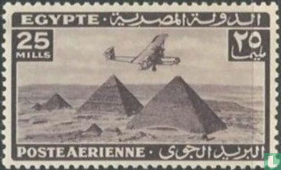 Vliegtuig boven piramiden