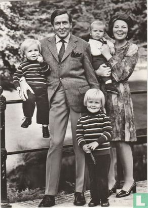 H.K.H. Prinses Beatrix, Z.K.H. Prins Claus met hun kinderen Alexander - Friso en Constantijn
