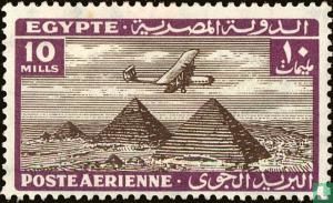 Vliegtuig boven de Piramides van Gizeh