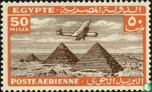 Avion au-dessus des pyramides de Gizeh