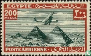 Avion au-dessus des pyramides de Gizeh