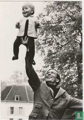 Prins Willem Alexander op hand van Vader Prins Claus - Image 1