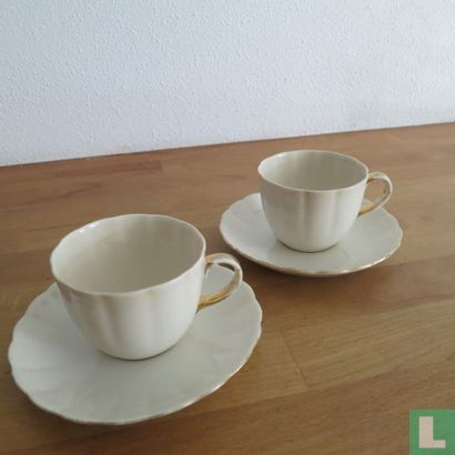 Cups and saucers - Image 2