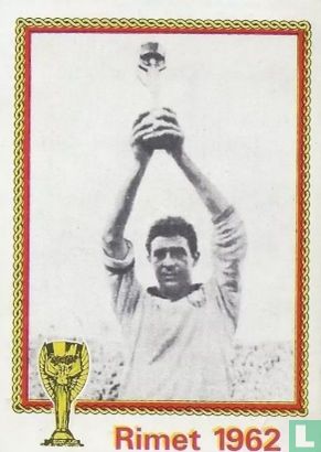 Rimet 1962 - Mauro, Braziliaanse aanvoerder toont de juist gewonnen, prachtige beker.