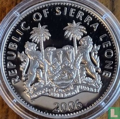 Sierra Leone 10 dollars 2006 (BE) "80th Birthday of Queen Elizabeth II - Queen Elizabeth presenting 1966 Football World Cup trophy" - Image 1