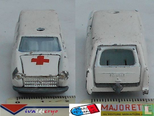 Peugeot 404 Ambulance - Image 2