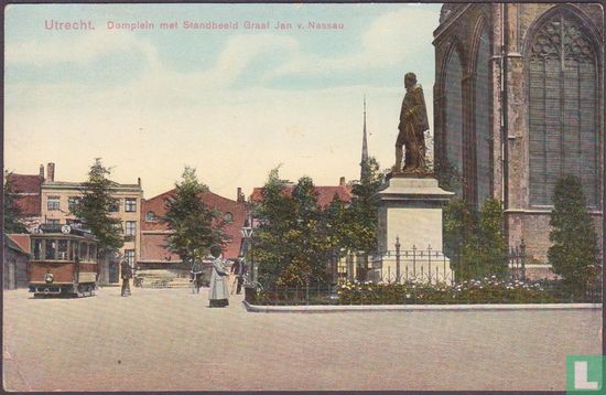 Domplein met Standbeeld Graaf Jan v. Nassau.