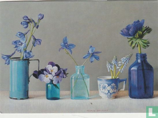 Blauwe bloemen in blauwe vazen en kopje