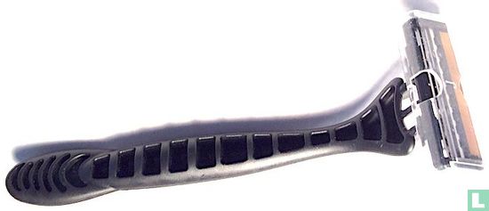 'MaxBrands' Disposable Razor - Image 2