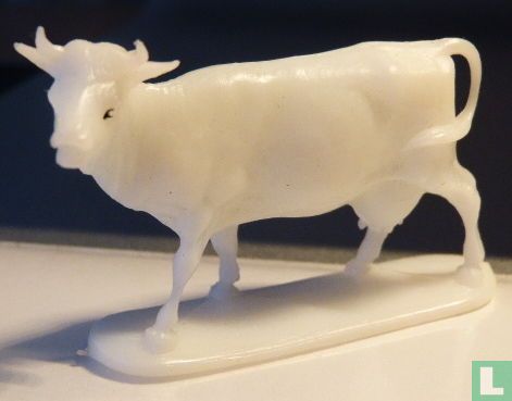 Cow (white) - Image 1