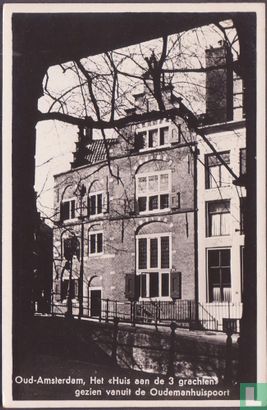 Oud-Amsterdam, Het < Huis aan de 3 grachten > gezien vanuit de Oudemanhuispoort