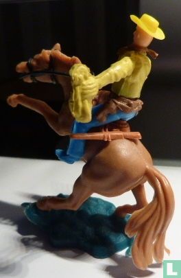 Cowboy on horseback (yellow) - Image 3