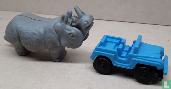 Rhinocéros avec jeep