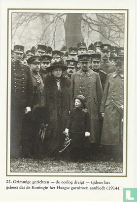 Grimmige gezichten - de oorlog dreigt - tijdens het ijsfeest dat de Koningin het Haagse garnizoen aanbiedt (1914) - Image 1