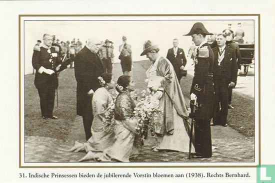 Indische Prinsessen bieden de jubilerende Vorstin bloemen aan (1938). Rechts Bernhard - Image 1