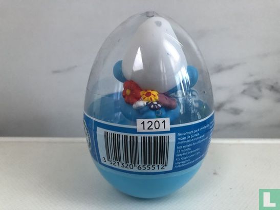 Shy Smurf with flowers (egg) - Image 2