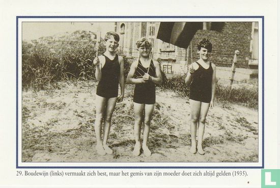Boudewijn (links) vermaakt zich best, maar het gemis van zijn moeder doet zich altijd gelden (1935) - Image 1