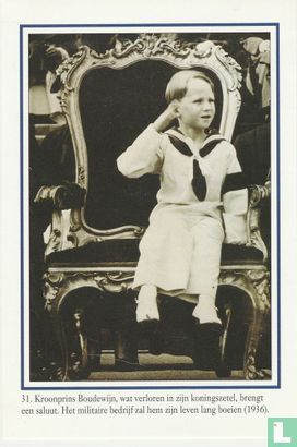 Kroonprins Boudewijn, wat verloren in zijn koningszetel, brengt een saluut. Het militaire bedrijf zal hem zijn leven lang boeien (1936) - Afbeelding 1