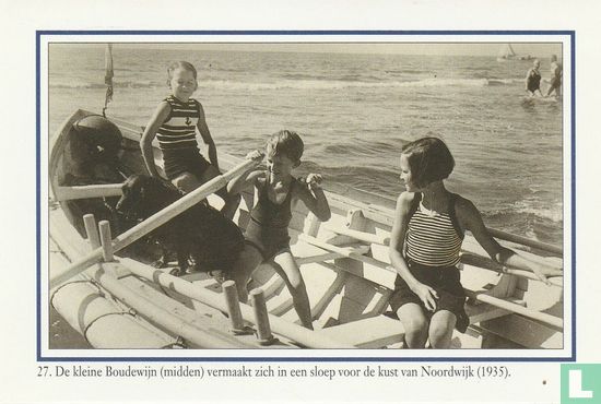 De kleine Boudewijn (midden) vermaakt zich in een sloep voor de kust van Noordwijk (1935) - Image 1