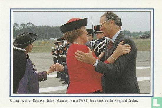 Boudewijn en Beatrix omhelzen elkaar op 13 mei 1993 bij vertrek van het vliegveld Deelen - Bild 1