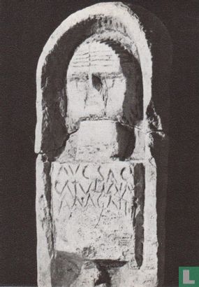 Stèle funéraire provenant du cimetiè gallo-romain de Sougères-sur-Sinotte - Image 1
