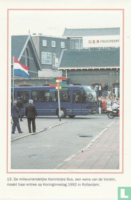 De milieuvriendelijke Koninklijke Bus, een wens van de Vorstin, maakt haar entree op Koninginnedag 1992 in Rotterdam - Image 1
