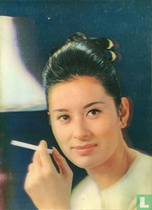 Knipogende Japanse vrouw met sigaret - Afbeelding 1