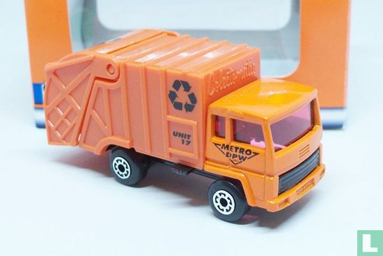 Refuse truck 'Metro DPW Unit 17' - Image 1
