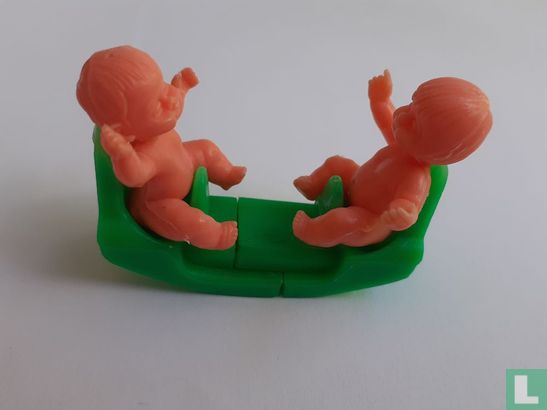 2 bébés sur balançoire - Image 1