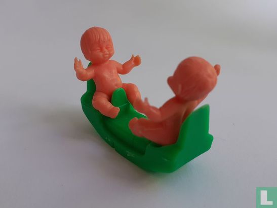 2 bébés sur balançoire - Image 2
