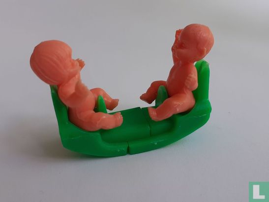 2 bébés sur balançoire - Image 3