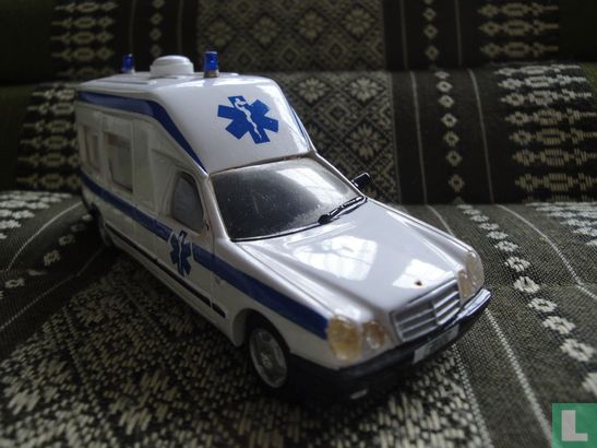 Mercedes-Benz W210 Binz Ambulance - Afbeelding 1