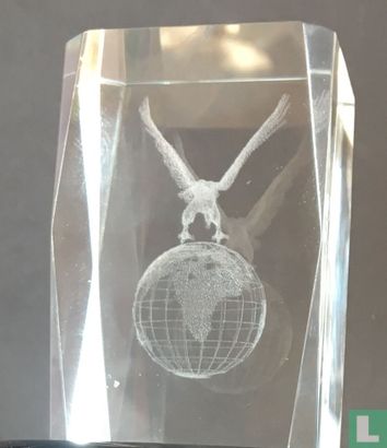 3D lasercut adelaar op wereldbol paperweight/press papier - Afbeelding 2