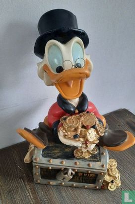 Scrooge McDuck auf der Schatztruhe - Bild 1