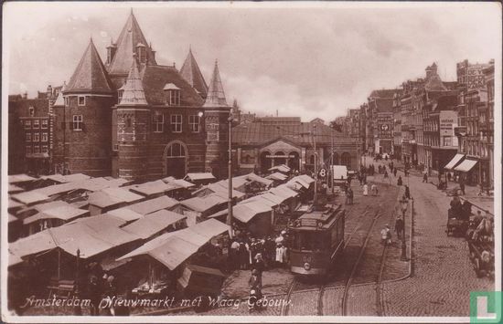Nieuwmarkt met Waag-Gebouw.