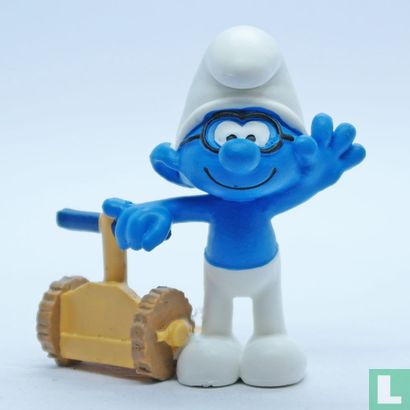 Glasses Smurf with lawnmower - Image 1