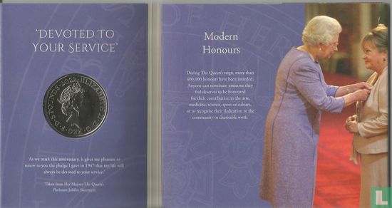 Vereinigtes Königreich 5 Pound 2022 (Folder) "The Queen's reign - The bestowing of her honours" - Bild 3