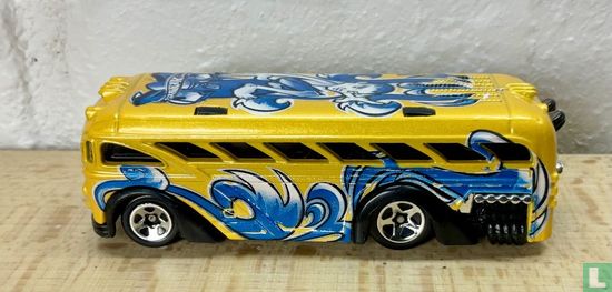 Surfin‘ School Bus - Image 1