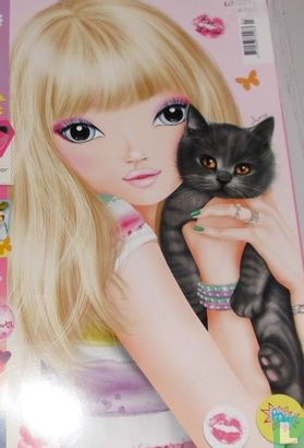 Meisje met zwarte kat