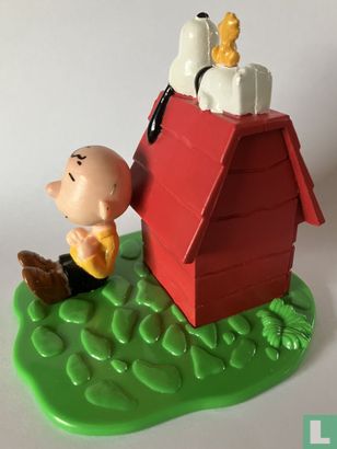 Snoopy, Woodstock en Charlie Brown slapend bij hondenhok - Afbeelding 2